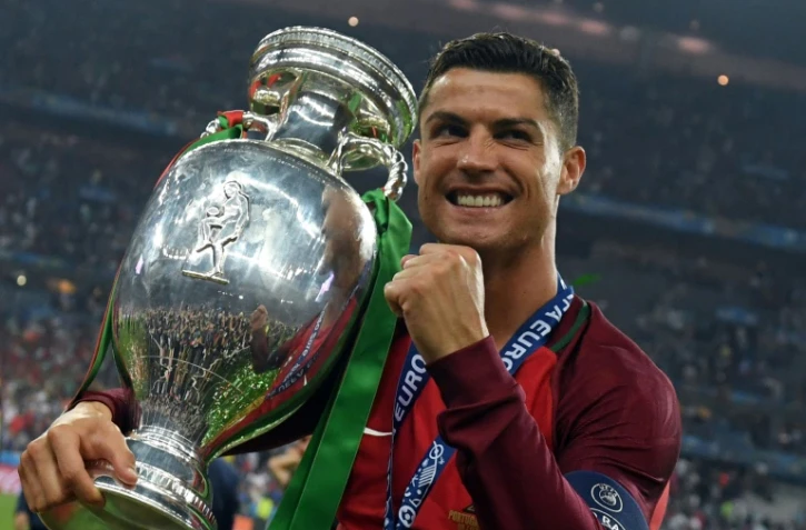 L'attaquant portugais Cristiano Ronaldo avec le trophée de l'Euro-2016, remporté face à la France au Stade de France le 11 juillet 2016