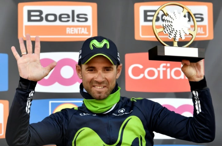 L'Espagnol Alejandro Valverde (Movistar) pose sur le podium après sa victoire à La Flêche Wallonne, le 19 avril 2017