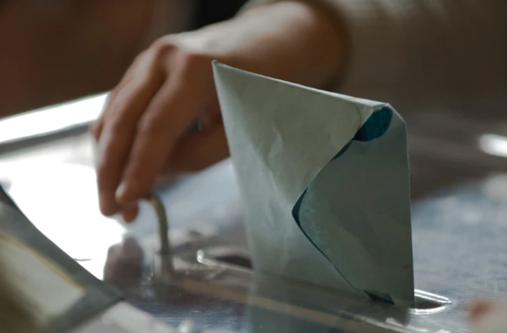 Un bulletin de vote dans l'urne le 13 décembre 2015 au 2e tour des régionales au Puy-en-Velay