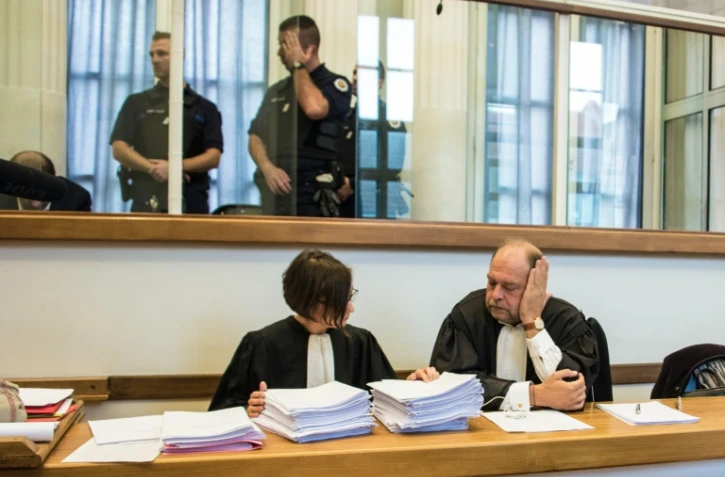 Eric Dupont Morreti (D, l'avocat du gendarme niçois Lylian Legrands, lors du procès le 10 octobre 2016 à Douai