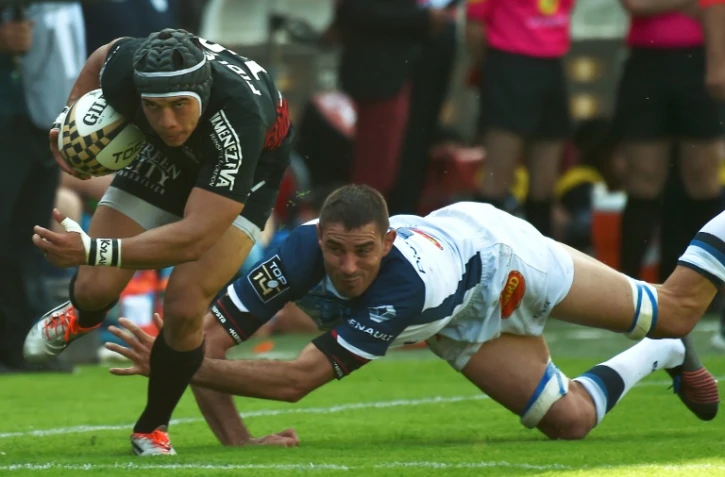 L'ailier de Toulouse Cheslin Kolbe (g) échappe au plaquage du Castrais Yannick Caballero en barrages du Top 14, le 19 mai 2018 à Toulouse  