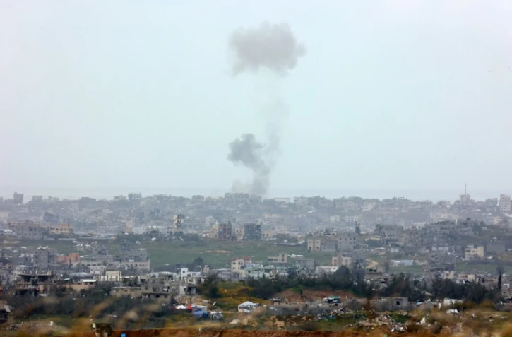 De la fumée au dessus du nord de la bande de Gaza lors d'une frappe israélienne, le 20 mars 2025