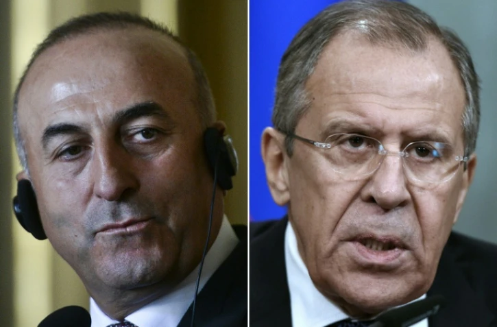 Montage de photos avec le ministre turc des Affaires étrangères Mevlut Cavusoglu (g), le 27 juillet 2015 à Lisbonne et son homologue russe, Sergueï Lavrov, le 27 novembre 2015 à Moscou