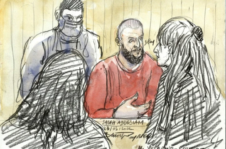Croquis d'audience montrant Salah Abdeslam devant son avocate, le 23 mai 2022 à Paris durant le procès des attentats du 13-Novembre