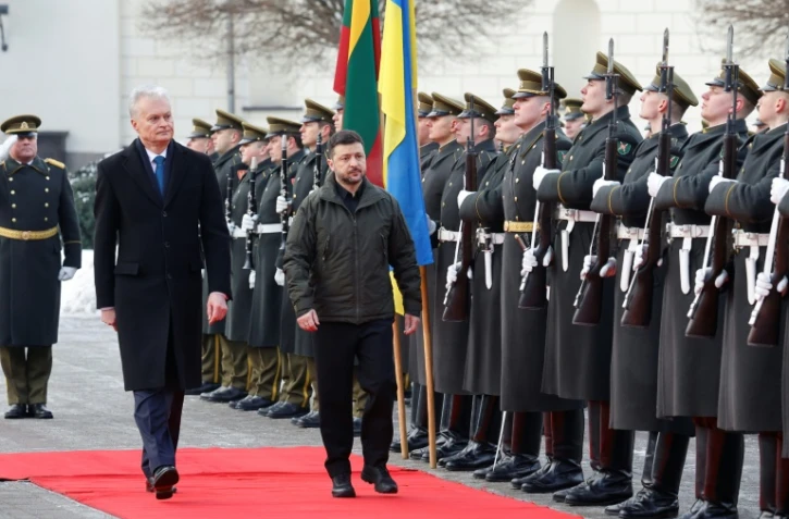 Le président ukrainien Volodymyr Zelensky (D) et son homologue lituanien Gitanas Nauseda à Vilnius, le 25 janvier 2026