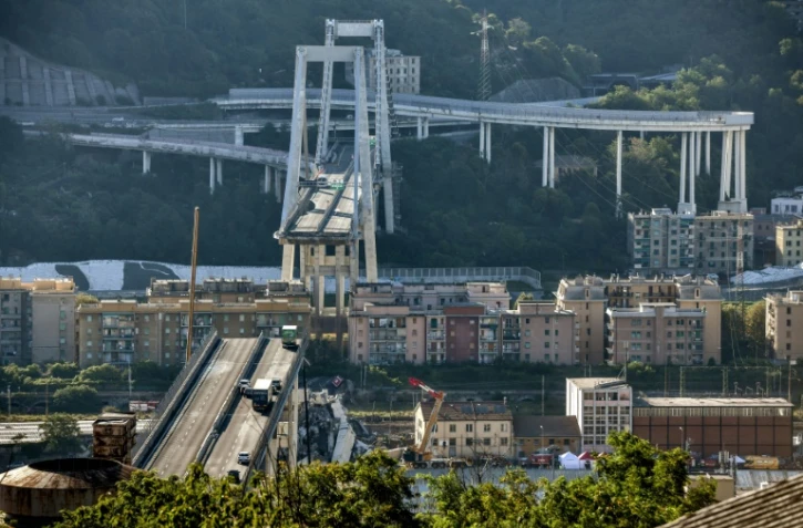 Vue générale de l'effondrement du viaduc autoroutier de l'A10, le 15 août 2018 à Gênes, dans le nord de l'Italie