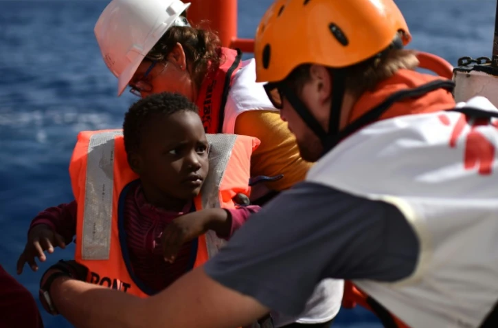 Un enfant migrant secouru à bord de l'Aquarius, navire affrété par SOS Méditerranée et Médecins sans frontières (MSF, le 24 mai 2016 en Méditerranée au large de la Libye  
