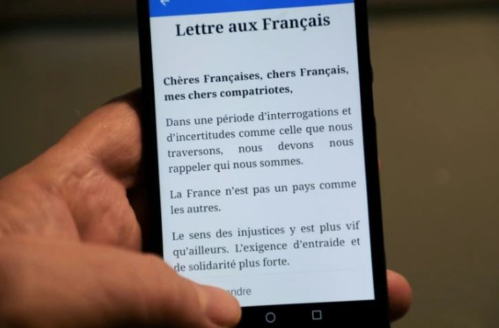 Photo prise le 13 janvier 2019 d'un téléphone portable sur lequel s'affiche la "lettre aux Français" du président Emmanuel Macron 