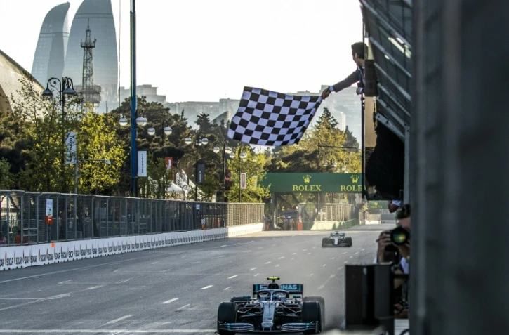 Le Finlandais Valtteri Bottas franchit la ligne d'arrivée en vainqueur lors GP Azerbaïdjan, le 28 avril 2019 à Bakou