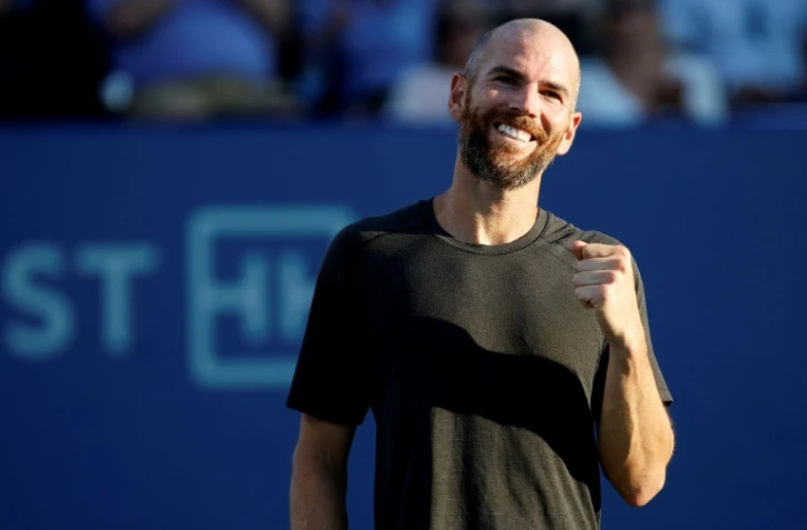 Le Français Adrian Mannarino serre le poing après sa victoire en finale face au Serbe Laslo Djere, le 27 août 2022 à Winston-Salem (Caroline du Nord)