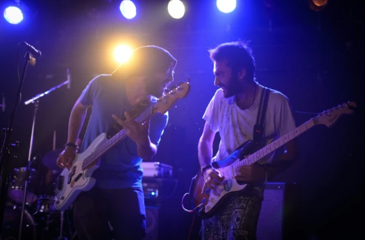 Des membres du groupe de rock syrien Khebez Dawle sur scène à Zagreb, le 23 septembre 2015