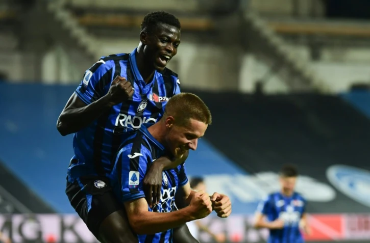 Le milieu croate de l'Atalanta Mario Pasalic (d) félicité par son coéquipier gambien Ebrima Colley après un but marqué contre Brescia, le 14 juillet 2020 à Bergame