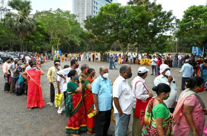 Des personnes font la queue pour se faire vacciner contre le Covid-19 Ă Bombay, le 22 avril 2021 en Inde