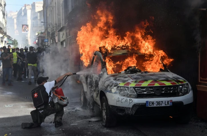 Une voiture de la police municipale incendiée lors de la manifestation des "gilets jaunes" à Montpellier le 7 septembre 2019