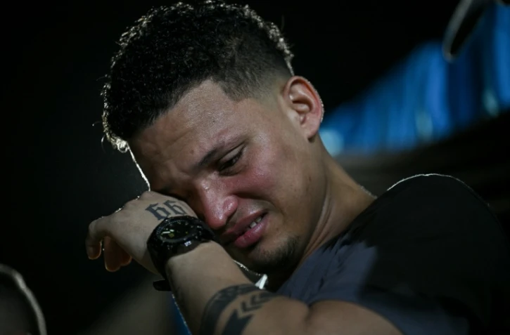Mervin Yamarte, un migrant vénézuélien rapatrié d'une prison au Salvador, pleure lors d'une prière dans le quartier de Los Pescadores à Maracaibo, au Venezuela, le 23 juillet 2025
