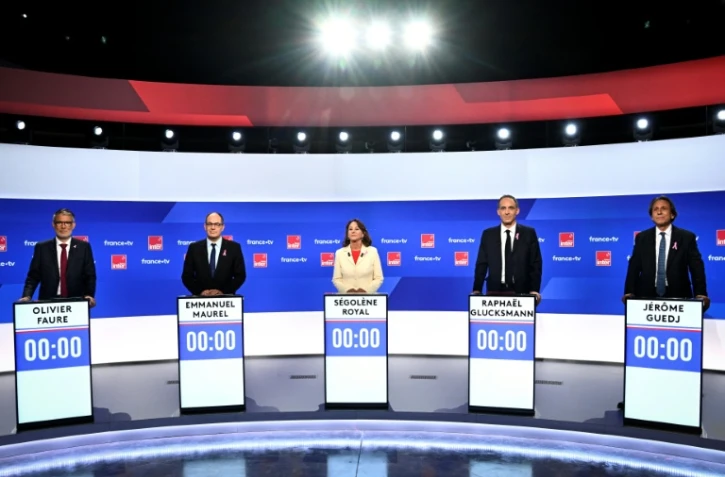 Les candidats à la primaire sociale-démocrate, photographiés le 1er octobre 2026, avant un débat télévisé, à Paris : (à partir de la gauche) Olivier Faure, Emmanuel Maurel, Ségolène Royal, Raphaël Glucksmann et Jérôme Guedj