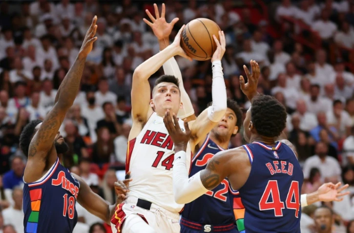 Tyler Herro du Miami Heat contre les Philadelphia 76ers en demi-finale de Conférence Est le 2 mai 2022 à la FTX Arena à Miami