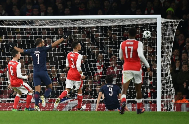 L'attaquant du PSG Edinson Cavani ouvre le score face à Arsenal en Ligue des champions à Londres, le 23 novembre 2016
