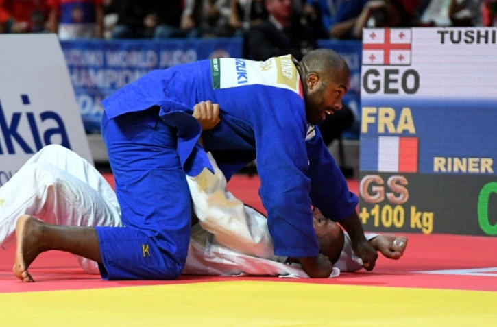 Le Français Teddy Riner (bleu) face au Géorgien Guram Tushishvili en demi-finales des Mondiaux de judo (+100 kg), le 2 septembre 2017 à Budapest