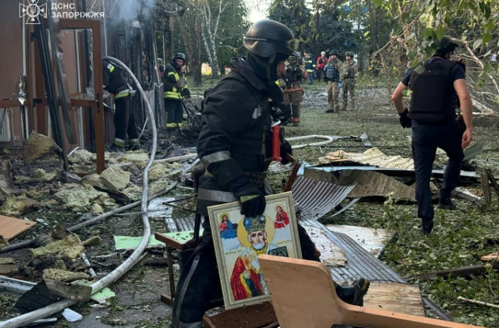 Photo non datée publiée sur la chaîne Telegram officielle du ministère de l'Intérieur ukrainien, le 29 juin 2024, montrant des pompiers sur le site d'une frappe russe à Vilniansk, dans la région de Zaporijjia