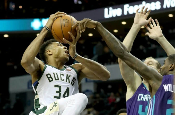 La mégastar des Bucks Giannis Antetokounmpo attaque le panier malgré Marvin Williams et Cody Zeller en défense pour les Hornets, le 26 novembre 2018 à Charlotte