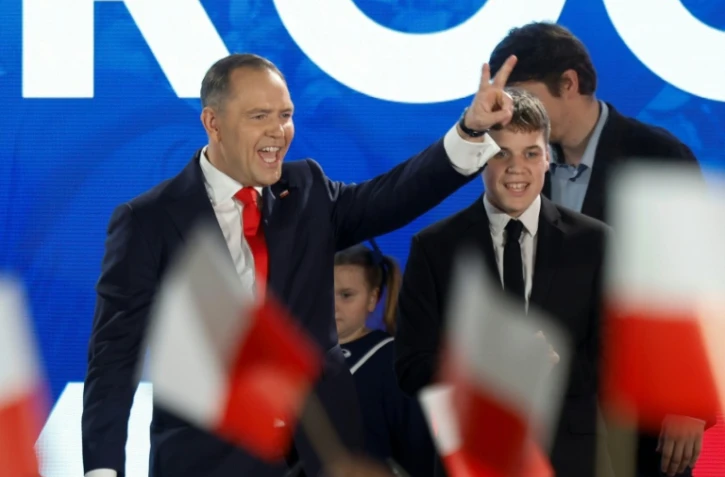 Le candidat nationaliste à la présidentielle polonaise Karol Nawrocki salue ses partisans, le 1er juin 2025 à Varsovie