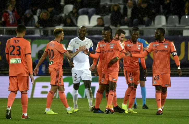 L'attaquant de Lyon Bertrand Traoré est félicité par ses coéquipiers après un but contre Amiens en Coupe de la Ligue, le 19 décembre 2018 à La Licorne