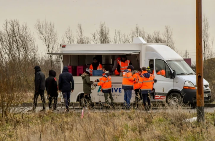 Calais: débuts balbutiants de la distribution des repas par l'État aux migrants