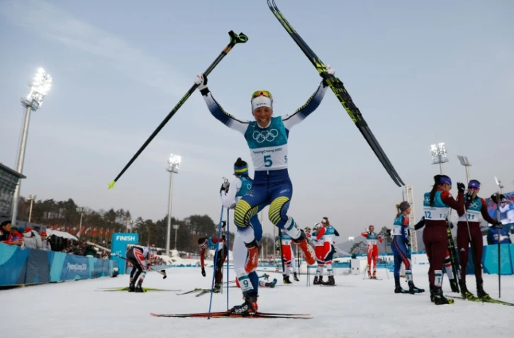 La Suédoise Charlotte Kalla exulte après avoir remporté la 1re médaille d'or des JO, en skiathlon (ski de fond 7,5 km classique), le 10 décembre 2018 à Pyeongchang