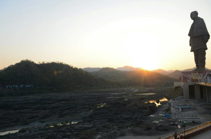La "Statue de l'Unité", photographiée le 30 octobre 2018 dans le Gujarat (ouest de l'Inde), est la plus haute du monde et représente Sardar Vallabhbhai Patel, figure de l'indépendance indienne érigée en modèle par les nationalistes hindous