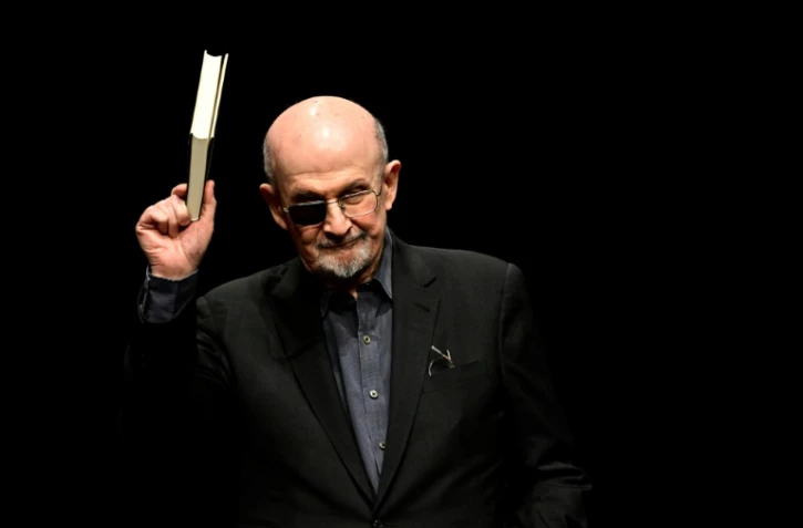 L'écrivain britannique Salman Rushdie sur scène avant une conférence, à Berlin, en Allemagne, le 16 mai 2024