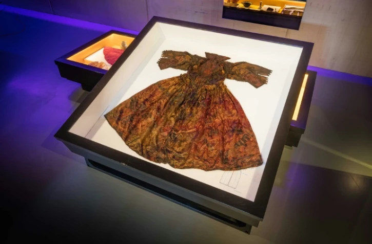 Photo fournie le 19 avril 2016 par le musée Kaap Skil d'une robe en soie datant du 17e siècle, faisant partie de l'exposition "Garde Robe" sur l'île de Texel aux Pays-Bas