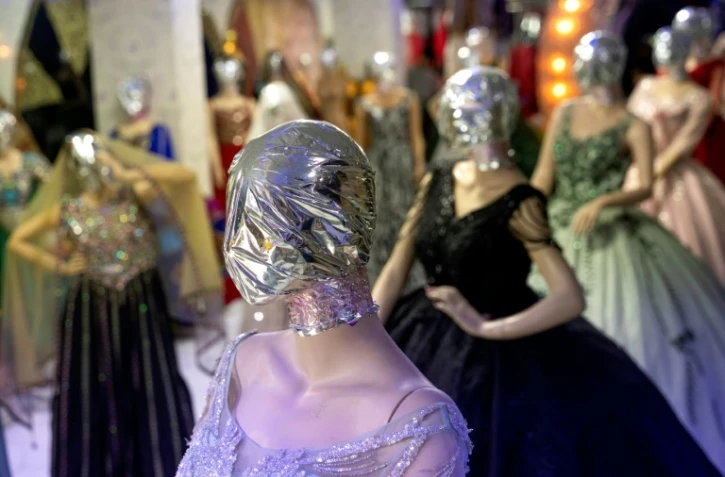 Des mannequins voilés en habits féminins photographiés dans un magasin de Kaboul, en Afghanistan, le 25 juillet 2024