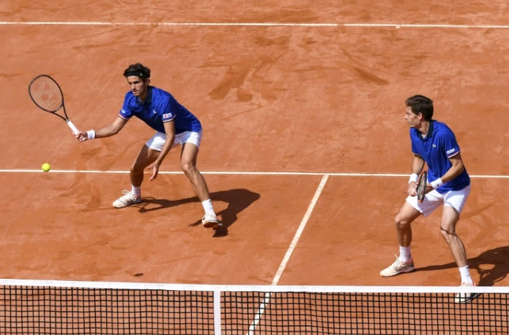 Nicolas Mahut (d) et Pierre-Hugues Herbert face aux Italiens Fabio Fognini et Simone Bolelli lors des quart de finale en double de la Coupe Davis, à Gênes, le 7 avril 2018