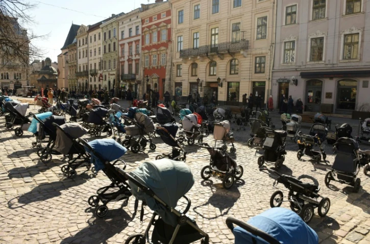 Cent neuf landaus vides, le nombre d'enfants tués en Ukraine, à Lviv le 18 mars 2020