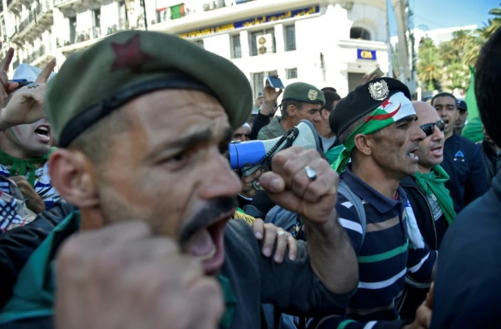 Des soldats algériens ayant servi lors de la guerre civile crient des slogans lors d'une manifestation contre le régime à Alger le 29 mars 2019