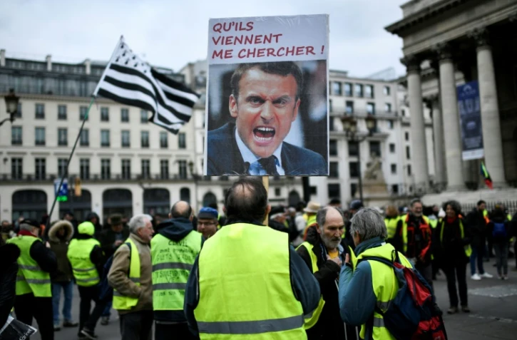 Des "gilets jaunes" manifestent place de la Bourse à Paris le 28 décembre 2019