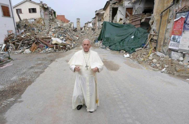 Le pape François à Amatrice, le 4 octobre 2016, dans une photo diffusée par le service de presse du Vatican