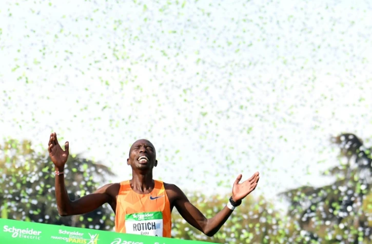 Le Kenyan Elisha Rotich passe la ligne d'arrivée en vainqueur du marathon de Paris, le 17 octobre 2021 