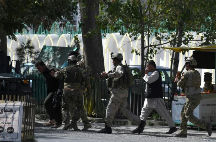 Des membres des forces de sécurité afghanes près du site d'une attaque suicide, le 25 août 2017 à Kaboul
