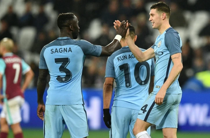 Les défenseurs de Manchester City Bacary Sagna et John Stones, le 6 janvier 2017 lors de la victoire en Coupe d'Angleterre face à West Ham au London Stadium
