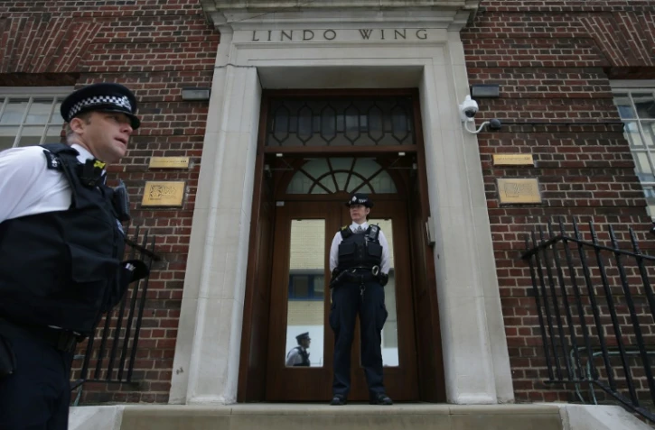 Des policiers britanniques gardent l'entrée du St Mary's hospital à Londres où la duchesse de Cambridge a accouché d'un garçon le 23 avril 2018
