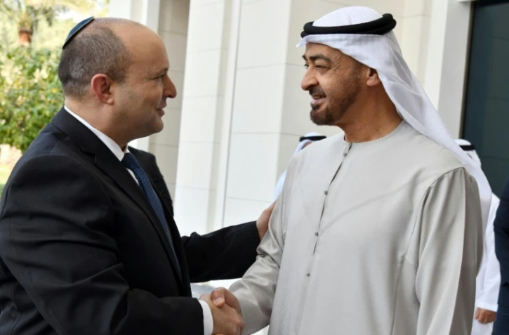 Le Premier ministre israélien Naftali Bennett (g) et le cheikh Mohammed ben Zayed (d), le 12 décembre 2021 à Abou Dhabi