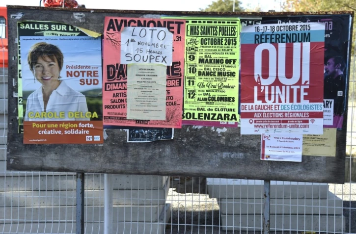 Affiche électorale de Carole Delga (G) sur les panneaux de campagne le 2 novembre 2015 à Toulouse