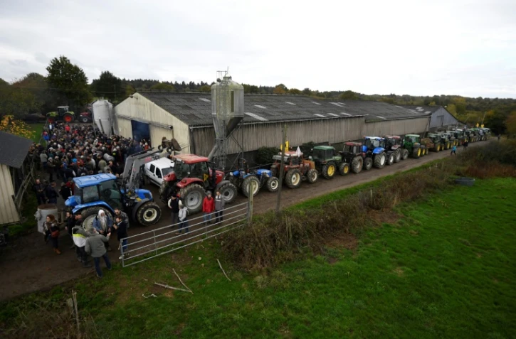 Rassemblement devant la ferme Les Domaines, menacée d'expulsion, le 10 novembre 2016 à Notre-Dame-des-Landes