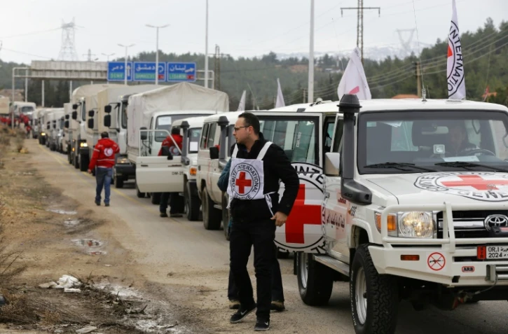 Un convoi d'aide humanitaire de la Croix Rouge aux portes de Madaya en Syrie, le 11 janvier 2015