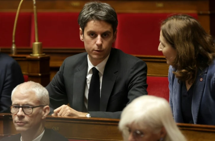 Le président du groupe parlementaire Ensemble pour la République Gabriel Attal (C) assiste à une séance de questions au gouvernement à l'Assemblée nationale, à Paris, le 11 février 2025