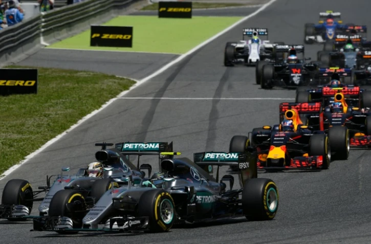 Les Mercedes de Lewis Hamilton (g) et de Nico Rosberg (d) à la lutte lors du 1er tour du GP d'Espagne de F1 sur le circuit de Montmelo près de Barcelone, le 15 mai 2016