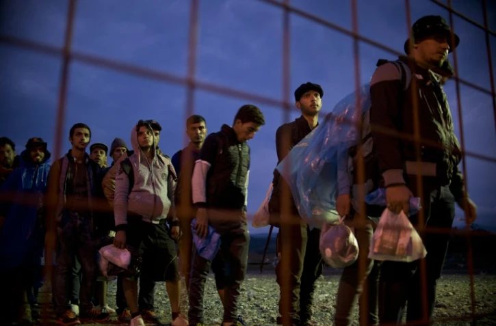 Des migrants et des réfugiés font la queue à la frontière entre la Grèce et la Macédoine le 21 septembre 2015
