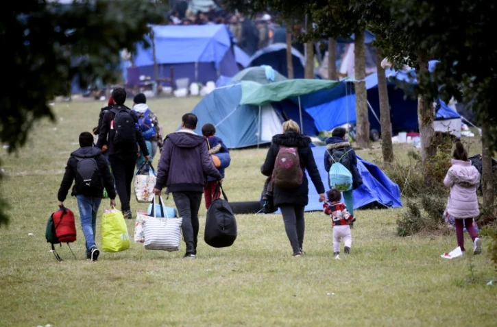 Des migrants quittent le campement de Grande-Synthe le 17 septembre 2019